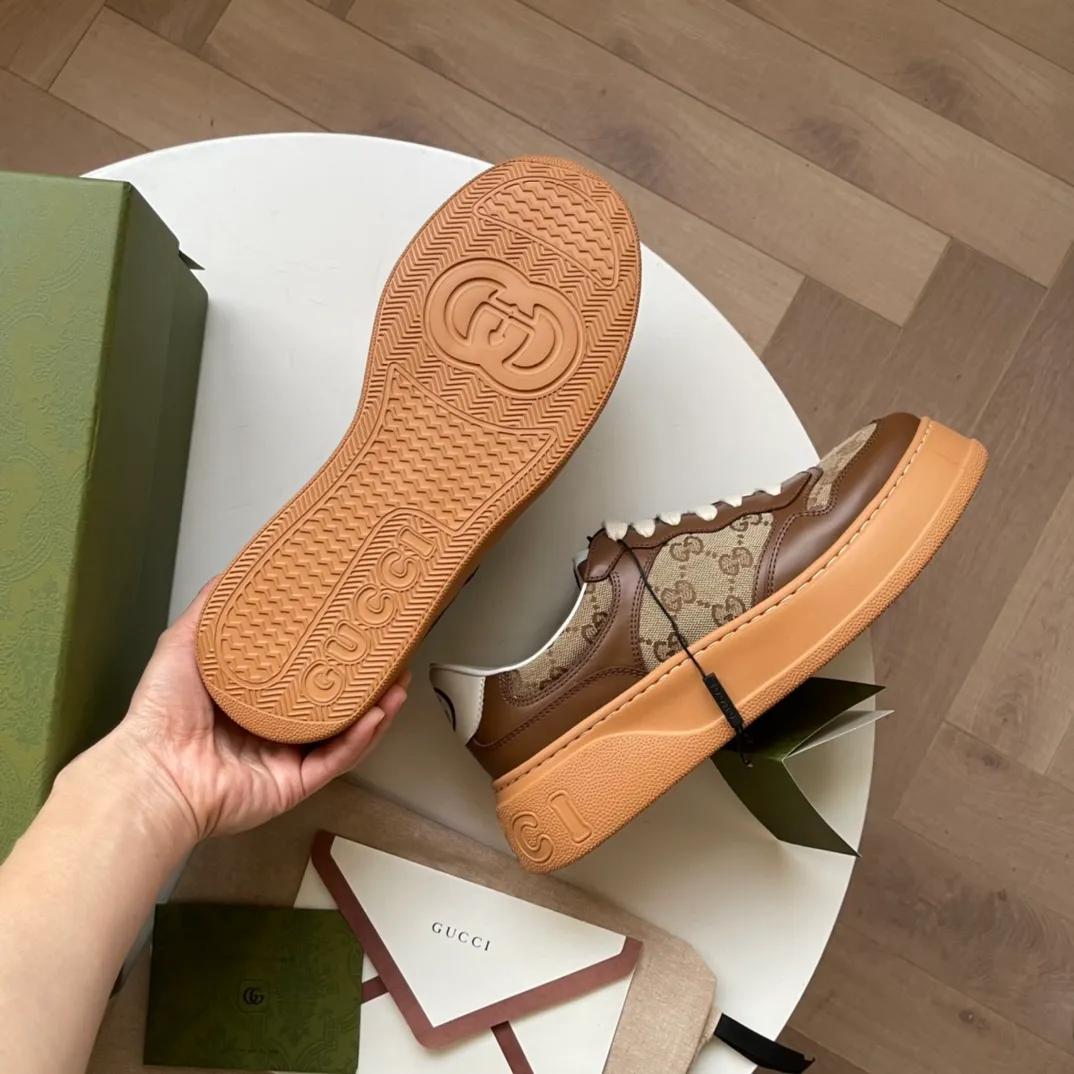 G Home 🆕New webbing sneakers✔️The brand’s classic webbing element is inspired by Gucci’s equestrian origins. Each season, it is reinterpreted through a variety of new and unique designs and styles. It appears on this leather sneaker with red and blue details, interpreting the brand's design concept of integrating sports and leisure. The thick-soled design gives the sneakers a retro feel~ Size: 35-40 (women) 38-45 (men) P hot style Color: white leather, black leather, white webbing, presbyopia